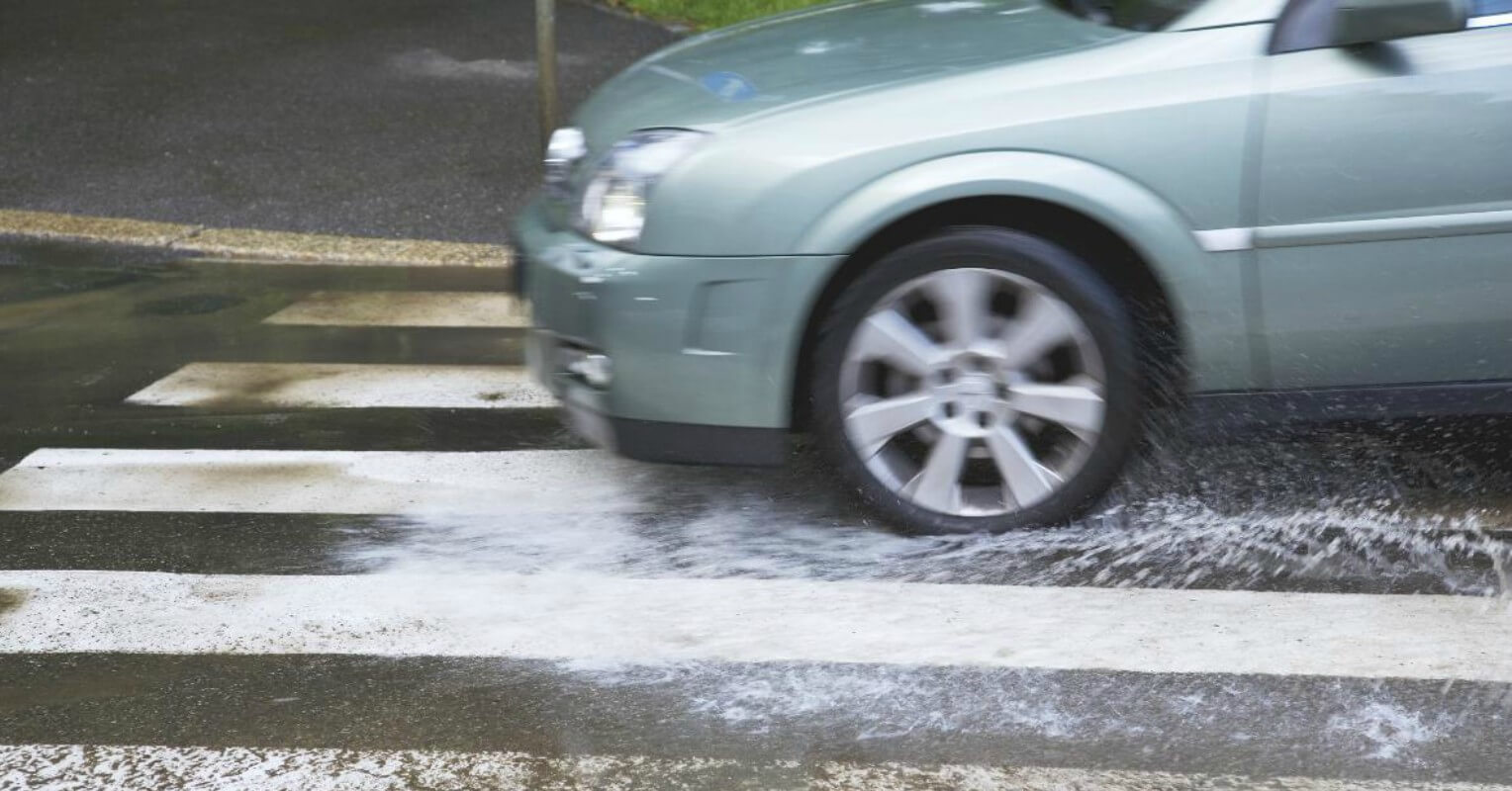 Qué es y cómo evitar el aquaplaning con el coche