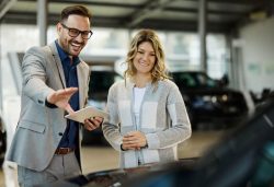 Comprar coche como autónomo: requisitos, ayudas y cómo desgravar IVA