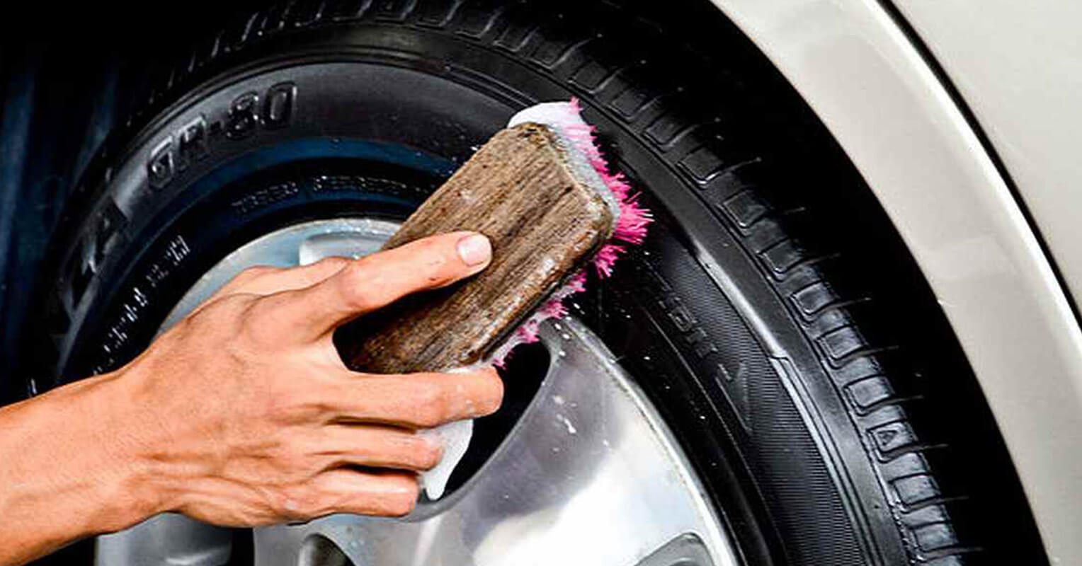 Cómo limpiar las llantas del coche sin hacer un máster