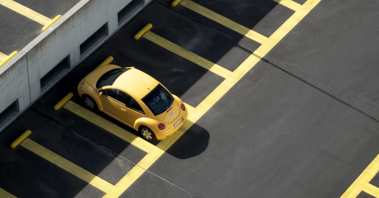 Cinco multas que te pueden poner con el coche parado