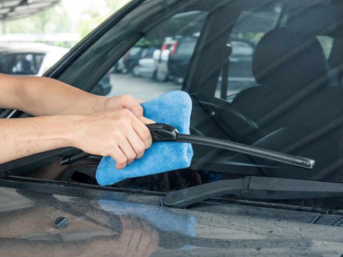 Cómo mantener limpio el parabrisas del coche en verano - AutoScout24