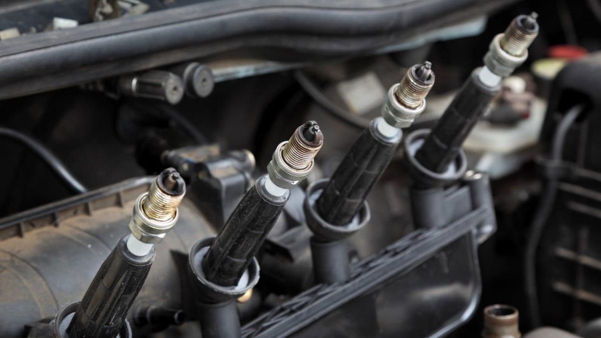 Cómo afecta el estado de las bujías del coche al consumo de combustible